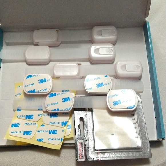 Four Kiddie's 5 Cabinet Strap Locks - Picture 2 of 8